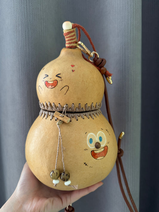 Gourd shoulder bag. Natural gourd products make your travel different