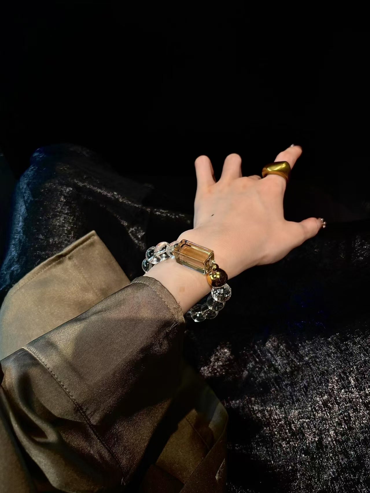 Minimalist golden tea, a synonym for luxury