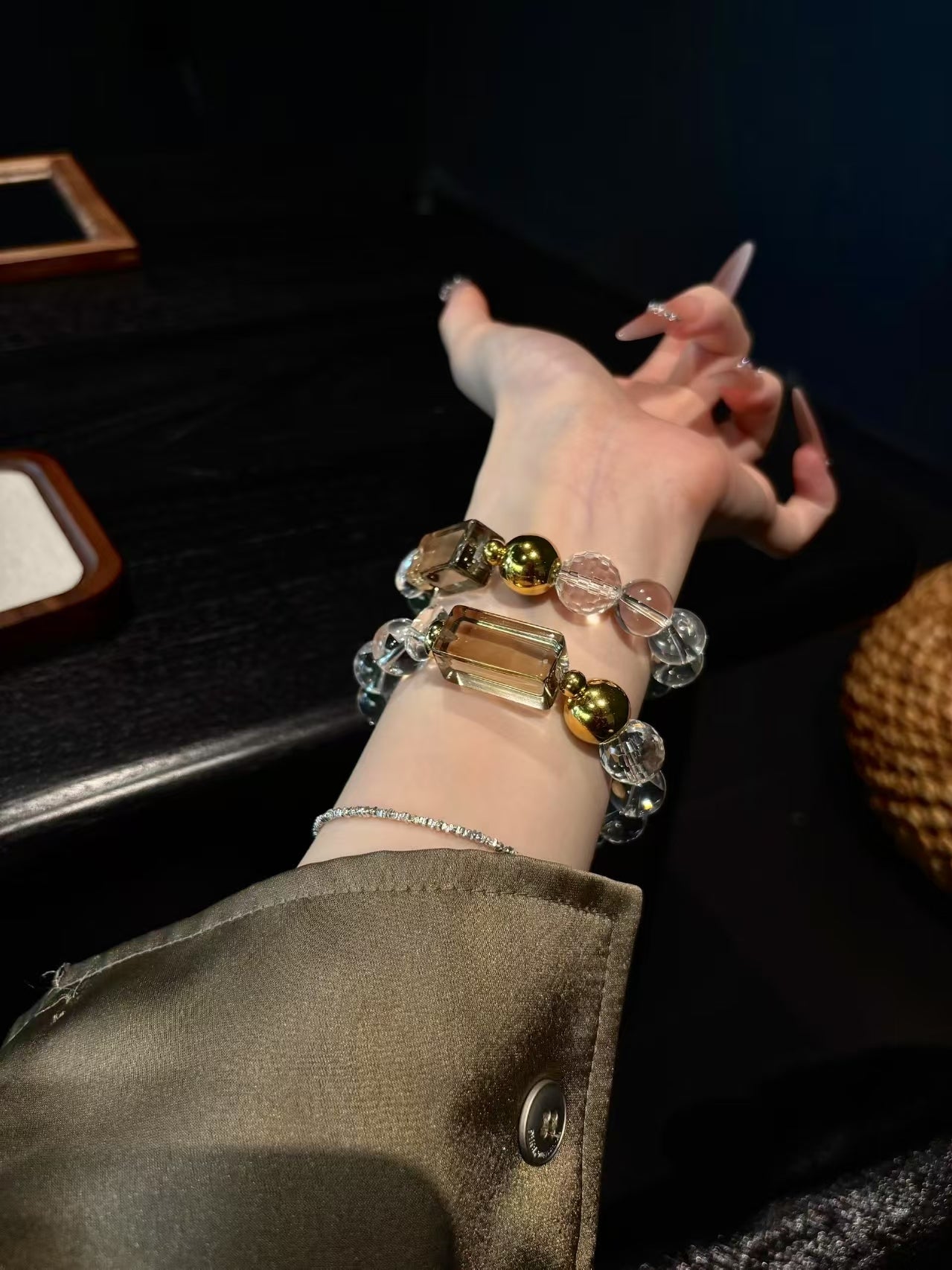 Minimalist golden tea, a synonym for luxury